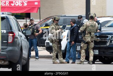 Austin, TX USA 18 avril 2021: La police d'Austin et la SWAT, ainsi que les agents du Département de la sécurité publique du Texas (DPS) et les agents du FBI enquêtent sur les lieux d'un triple homicide dans le nord-ouest d'Austin le dimanche matin dans la région de l'Arboretum. Le suspect est toujours en liberté et a été identifié par la police comme un ancien détective du département du shérif du comté de Travis impliqué dans un différend national. Crédit : Bob Daemmrich/Alay Live News Banque D'Images