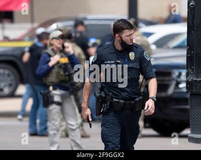 Austin, TX USA 18 avril 2021: La police d'Austin et la SWAT, ainsi que les agents du Département de la sécurité publique du Texas (DPS) et les agents du FBI enquêtent sur les lieux d'un triple homicide dans le nord-ouest d'Austin le dimanche matin dans la région de l'Arboretum. Le suspect est toujours en liberté et a été identifié par la police comme un ancien détective du département du shérif du comté de Travis impliqué dans un différend national. Crédit : Bob Daemmrich/Alay Live News Banque D'Images