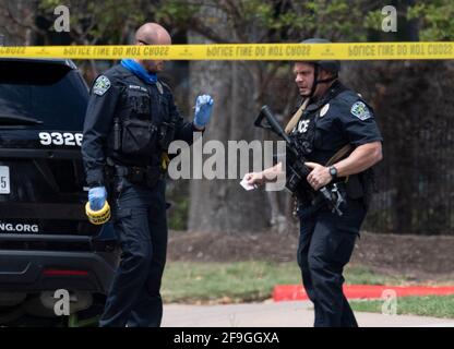 Austin, TX USA 18 avril 2021: La police d'Austin et la SWAT, ainsi que les agents du Département de la sécurité publique du Texas (DPS) et les agents du FBI enquêtent sur les lieux d'un triple homicide dans le nord-ouest d'Austin le dimanche matin dans la région de l'Arboretum. Le suspect est toujours en liberté et a été identifié par la police comme un ancien détective du département du shérif du comté de Travis impliqué dans un différend national. Crédit : Bob Daemmrich/Alay Live News Banque D'Images