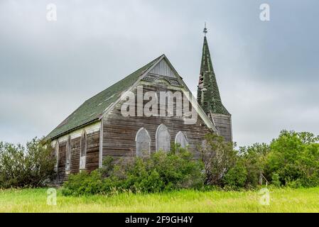 Ciel spectaculaire au-dessus de l'église presbytérienne Froude, historique mais abandonnée, à Froude, en Saskatchewan Banque D'Images