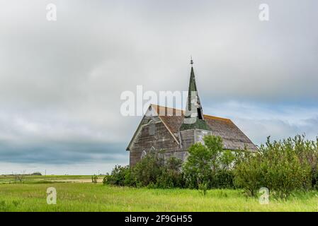 Ciel spectaculaire au-dessus de l'église presbytérienne Froude, historique mais abandonnée, à Froude, en Saskatchewan Banque D'Images