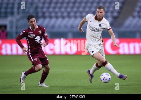 Turin, Italie, le 18 avril 2021. Armando Izzo de Torino FC et Edin Dzeko de AS Roma pendant la série UN match au Stadio Grande Torino, Turin. Le crédit photo devrait se lire: Jonathan Moscrop / Sportimage Banque D'Images