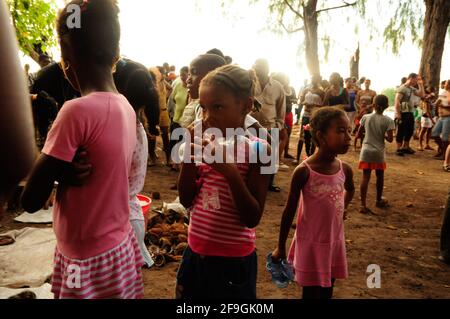 Île de la Digue, Seychelles - 02 mai 2010 : les jeunes enfants créoles profitent de la foire culturelle traditionnelle Banque D'Images