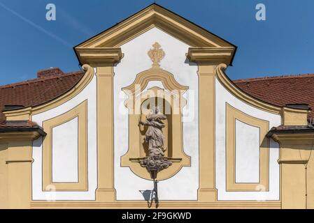 Pignon de l'ancien Liebfrauensiechhaus, sculpture de l'Immaculata, milieu du XVIIIe siècle, Bamberg, haute-Franconie, Bavière, Allemagne Banque D'Images