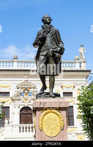 Monument de Johann Wolfgang Goethe sur le Naschmarkt, en arrière-plan la vieille Bourse, Leipzig, Saxe, Allemagne Banque D'Images