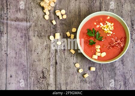 Zénith vue d'un bol de gazpacho avec compléments ou accompagnement, et croûtons autour. Concept de nourriture méditerranéenne, saine. Banque D'Images