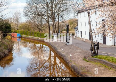 Red Bull Wharf, Church Lawton, canal et dépôt d'entretien de la fiducie fluviale sur le canal Trent et Mersey Cheshire avec de vieilles grues pour charger des bateaux Banque D'Images