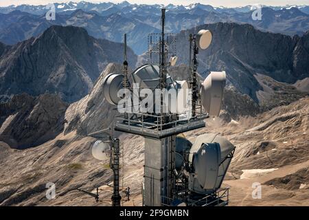 Mât de transmission moderne au sommet du Zugspitze, Garmisch-Partenkirchen, Bavière, Allemagne Banque D'Images