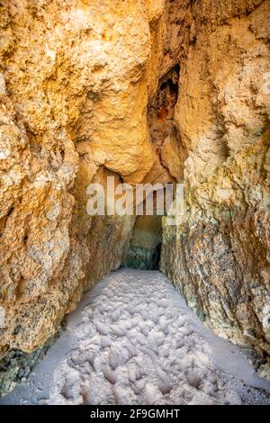 Grotte de roche délavée par la mer sur la plage, Praia da Marinha, côte rocheuse, Algarve, Lagos, Portugais Banque D'Images