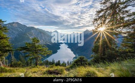 Vue depuis le sommet de Schoenjoechl, le soleil brille sur Plansee avec les montagnes, Tyrol, Autriche Banque D'Images