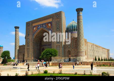 Sher-Dor Madrasa, porte du lion, place du Registan, Samarkand, Ouzbékistan Banque D'Images