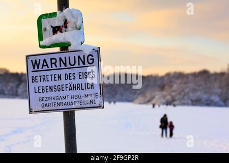 Signe Avertissement, entrer dans la glace est mortel, lac Oejendorf, Parc Oejendorf, Hambourg, Allemagne Banque D'Images