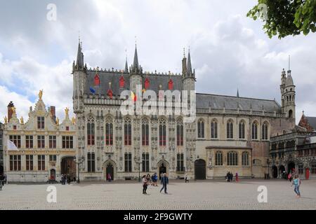 Place du château avec la chancellerie de ville, Hôtel de ville gothique Stadhuis et Chapelle du Saint-sang, Vieille ville de Bruges, Benelux, Belgique Banque D'Images