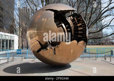 Die goldene Sphere Inin Sphere, Skulptur von Arnaldo Pomodoro vor dem Hauptquartile der Vereinten Nationen, UNO-Hauptquartile, Nations Unies, Nouveau Banque D'Images