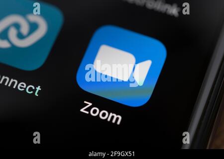 Zoom sur le logo de l'application de vidéoconférence sur l'écran du  smartphone — Photo éditoriale © nikkimeel #365599012