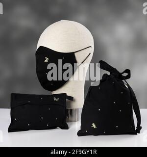 Un masque de protection noir sur un mannequin de tête et d'hygiène ensemble de sacs avec étoiles Banque D'Images