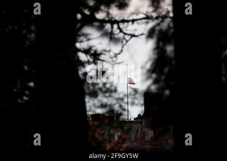 Sandringham, Royaume-Uni. 17 avril 2021. Le drapeau de l'Union vole en Berne au-dessus de Sandringham House, Norfolk, le jour des funérailles du prince Philip, duc d'Édimbourg, le 17 avril 2021 crédit: Paul Marriott/Alay Live News Banque D'Images