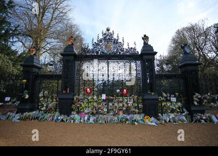 Sandringham, Royaume-Uni. 17 avril 2021. Les portes de Norwich à l'extérieur de Sandringham House à Norfolk, ornées d'hommages au prince Philip Duke d'Édimbourg, le jour de ses funérailles, le 17 avril 2021 crédit: Paul Marriott/Alay Live News Banque D'Images