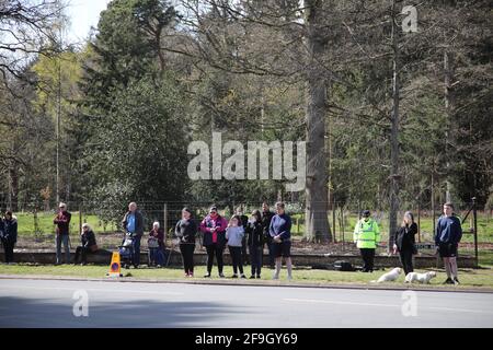 Sandringham, Royaume-Uni. 17 avril 2021. Les gens observent le silence de la minute aux portes de Norwich à l'extérieur de la maison Sandringham à Norfolk, le jour des funérailles, le 17 avril 2021 crédit: Paul Marriott/Alay Live News Banque D'Images