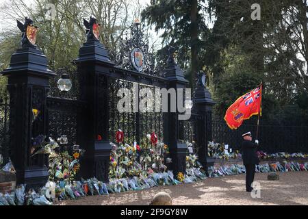 Sandringham, Royaume-Uni. 17 avril 2021. John Houston, anciennement de la marine marchande, et maintenant porteur de drapeau pour la Légion britannique locale, paye ses respects à l'extérieur des portes de Norwich. Sandringham est très sombre le jour des funérailles du prince Philip, duc d'Édimbourg. Les gens ont rendu des hommages floraux à l'extérieur des portes de Norwich, à la maison Sandringham, à Norfolk, qui est la retraite d'hiver de la reine Elizabeth II Le prince Philip a passé une grande partie de son temps dans la région de Sandringham depuis sa retraite en 2017. Crédit : Paul Marriott/Alay Live News Banque D'Images