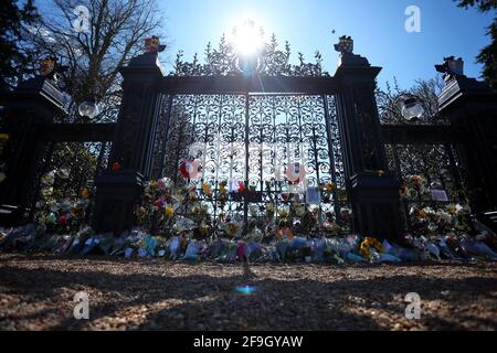 Sandringham, Royaume-Uni. 17 avril 2021. Les portes de Norwich à l'extérieur de Sandringham House à Norfolk, ornées d'hommages au prince Philip Duke d'Édimbourg, le jour de ses funérailles, le 17 avril 2021 crédit: Paul Marriott/Alay Live News Banque D'Images