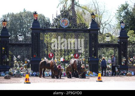 Sandringham, Royaume-Uni. 17 avril 2021. Hannah Whyman-Naveh avec Shadow (26), Carole Fox, et Julie Southwell avec leurs Fell Ponies Shadow (26, à gauche) et Yogi (16) viennent aux portes de Norwich à l'extérieur de la maison Sandringham à Norfolk, pour rendre hommage au prince Philip Duke d'Édimbourg, le jour de ses funérailles, le 17 avril 2021 crédit : Paul Marriott/Alay Live News Banque D'Images