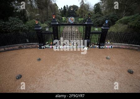 Sandringham, Royaume-Uni. 10 avril 2021. Sandringham est très sombre le lendemain du départ du prince Philip, duc d'Édimbourg. Les gens ont rendu des hommages floraux à l'extérieur des portes de Norwich, à la maison Sandringham, à Norfolk, qui est la retraite d'hiver de la reine Elizabeth II Le prince Philip a passé une grande partie de son temps dans la région de Sandringham depuis sa retraite en 2017. Crédit : Paul Marriott/Alay Live News Banque D'Images