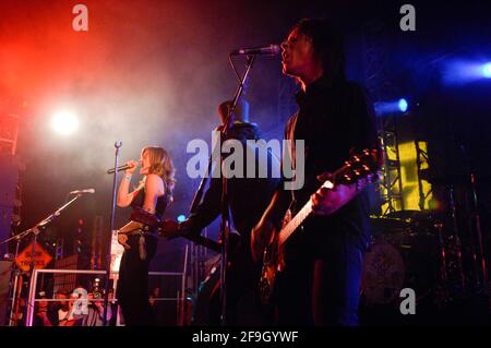 (G-D) Brett Anderson, Slash et Billy Morrison de Camp Freddy se produit au lancement de la nouvelle PLAYSTATION 3, Best Buy West Hollywood, Los Angeles, CA, 16 novembre 2006. Banque D'Images