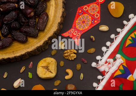 Ramadan Food Background - vue de dessus d'un bois noir Table avec différents types de nourriture arabe (fruits secs et noix ) prêt pour l'iftar (petit déjeuner) Banque D'Images