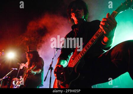Slash et Billy Morrison de Camp Freddy se produit au lancement de la nouvelle PLAYSTATION 3, Best Buy West Hollywood, Los Angeles, CA, 16 novembre 2006. Banque D'Images