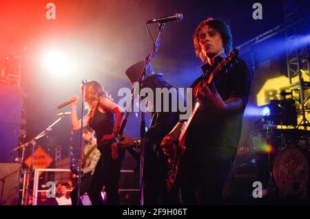 (G-D) Brett Anderson, Slash et Billy Morrison de Camp Freddy se produit au lancement de la nouvelle PLAYSTATION 3, Best Buy West Hollywood, Los Angeles, CA, 16 novembre 2006. Banque D'Images