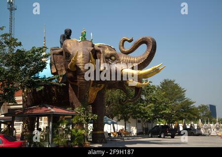 Grande statue extérieure de l'éléphant d'Erawan trois dirigés en Thaïlande. Banque D'Images