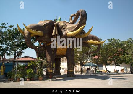 Grande statue extérieure de l'éléphant d'Erawan trois dirigés en Thaïlande. Banque D'Images