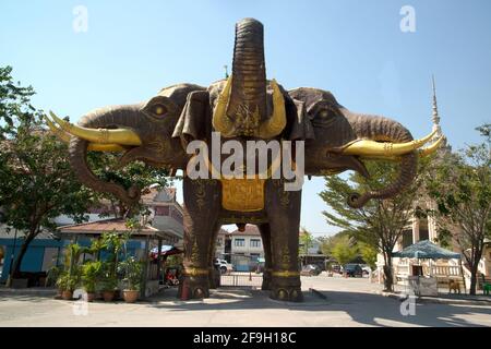 Grande statue extérieure de l'éléphant d'Erawan trois dirigés en Thaïlande. Banque D'Images