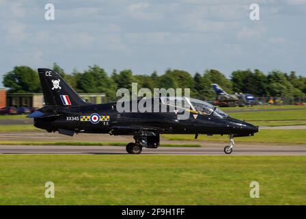 Royal Air Force, RAF British Aerospace BAe Hawk T1 XX345 prêt pour le décollage à RAF Waddington, Royaume-Uni. Pas d'avion à réaction de l'escadron 100 Banque D'Images