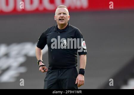 Manchester, Royaume-Uni. 18 avril 2021. Arbitre Jonathan Moss lors du match de la Premier League à Old Trafford, Manchester, Royaume-Uni. Date de la photo: Dimanche 18 avril 2021. Le crédit photo devrait être le crédit: Anthony Devlin/Alay Live News Banque D'Images