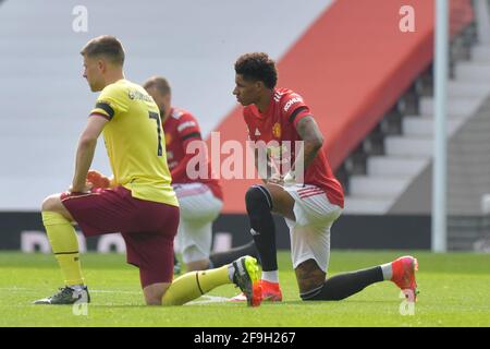 Manchester, Royaume-Uni. 18 avril 2021. Marcus Rashford de Manchester United et Johann Berg Gudmundsson de Burnley s'agenouillent avant le coup d'envoi lors du match de la Premier League à Old Trafford, Manchester, Royaume-Uni. Date de la photo: Dimanche 18 avril 2021. Le crédit photo devrait être le crédit: Anthony Devlin/Alay Live News Banque D'Images