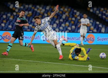 Ballet de football: 18 avril 2021, Naples, Campanie, Italie: SSC Napoli star gardien italien ALEX MERET, 24, tirant un bloc vital pour refuser le but de près par FC Inter Milan #23 star milieu de terrain italien NICOLO BARELLA, 24. Les deux coéquipiers de l'équipe nationale italienne. Les leaders de la série A Inter Milan ont vu leur course gagnante de 10 matchs interrompue après avoir joué à un tirage au sort de 1-1 à Naples dimanche soir. Le jeu a commencé à un rythme rapide, cependant, aucun des deux camps n'a pu trouver un but gagnant dans les phases de clôture, car Inter s'assoit neuf points au-dessus de la deuxième place de Milan tandis que Naples manque la chance de se déplacer quatrième. (C Banque D'Images