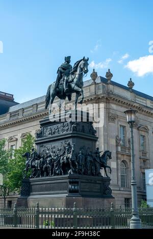 BERLIN, ALLEMAGNE - 09 mai 2020 : BERLIN, ALLEMAGNE 09 mai 2020. La statue équestre de Frederick le Grand est une sculpture extérieure en bronze moulé à t Banque D'Images