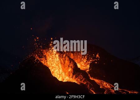 Le site d'éruption du volcan Geldingadalir dans la montagne de Fagradalsfjall sur La péninsule de Reykjanes en Islande Banque D'Images