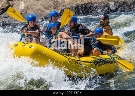 Rafting en eau vive sur la rivière Chattahoochee dans le centre-ville de Columbus, Géorgie. (ÉTATS-UNIS) Banque D'Images