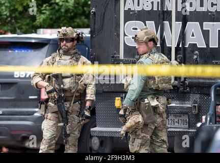 Austin, Texas, États-Unis. 18 avril 2021. La police SWAT, avec le département de la sécurité publique du Texas (DPS) et le FBI enquêtent sur la scène d'un triple homicide dans le nord-ouest d'Austin, au Texas, le dimanche matin dans la région de l'Arboretum. Le suspect est encore en liberté et a été identifié par les forces de l'ordre comme Stephen Broderick (non montré) un ancien détective du département du shérif du comté de Travis. Crédit : Bob Daemmrich/ZUMA Wire/Alay Live News Banque D'Images