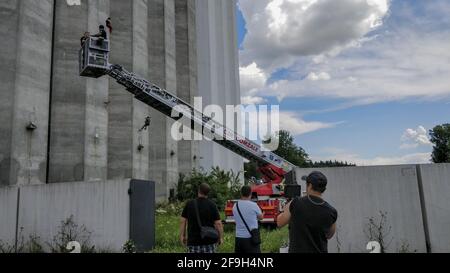 DOMZALE, SLOVÉNIE - 21 juin 2019 : l'équipe de tournage professionnelle prend des photos et des photographies d'évacuation de secours avec une personne blessée Banque D'Images