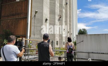 DOMZALE, SLOVÉNIE - 21 juin 2019 : l'équipe de tournage professionnelle prend des photos et des photographies d'évacuation de secours avec une personne blessée Banque D'Images