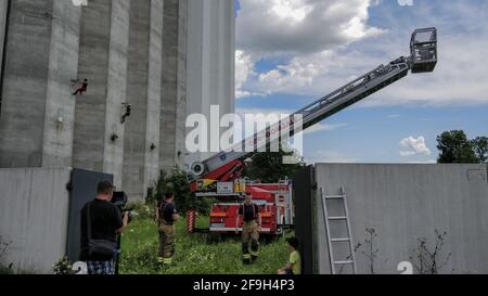 DOMZALE, SLOVÉNIE - 21 juin 2019 : l'équipe de tournage professionnelle prend des photos et des photographies d'évacuation de secours avec une personne blessée Banque D'Images