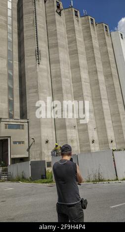 DOMZALE, SLOVÉNIE - 21 juin 2019 : l'équipe de tournage professionnelle prend des photos et des photographies d'évacuation de secours avec une personne blessée Banque D'Images