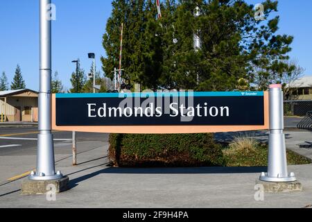 Edmonds, WA, États-Unis - 17 avril 2021 ; poste de signalisation le long de la gare d'Edmonds, dans le comté de Snohomish, Washington, fourni par Sounder Transit à la gare Banque D'Images