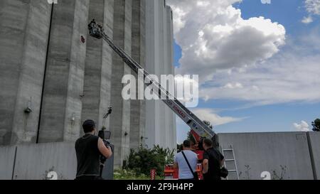 DOMZALE, SLOVÉNIE - 21 juin 2019 : l'équipe de tournage professionnelle prend des photos et des photographies d'évacuation de secours avec une personne blessée Banque D'Images