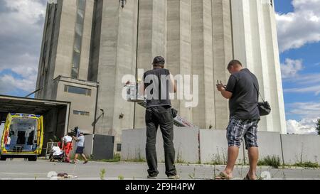 DOMZALE, SLOVÉNIE - 21 juin 2019 : l'équipe de tournage professionnelle prend des photos et des photographies d'évacuation de secours avec une personne blessée Banque D'Images