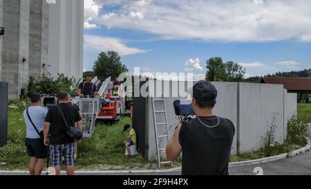 DOMZALE, SLOVÉNIE - 21 juin 2019 : l'équipe de tournage professionnelle prend des photos et des photographies d'évacuation de secours avec une personne blessée Banque D'Images